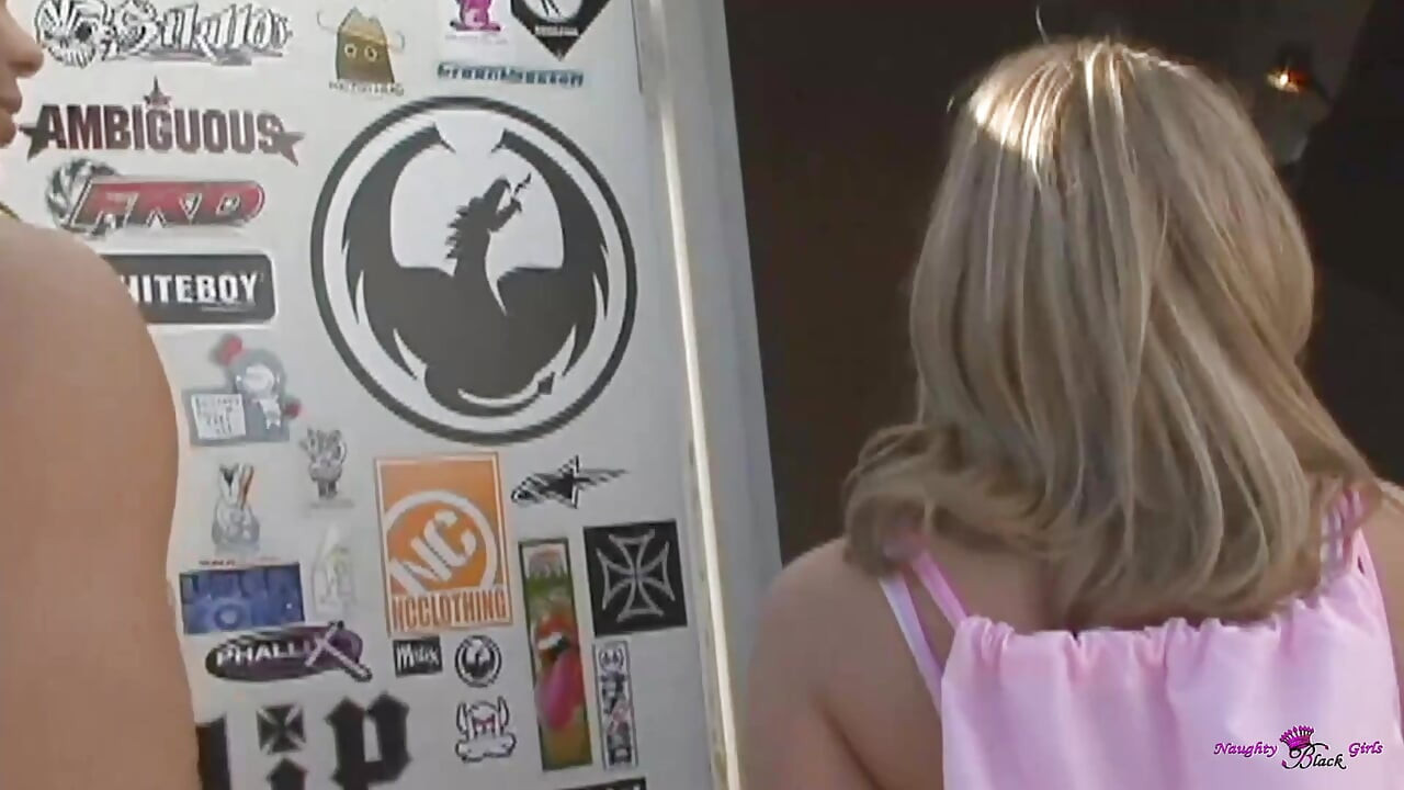 この美しい巨乳のブロンドは、BBCをきつく膣に入れる方法を知っています。