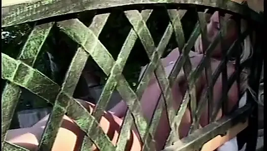 Güzel memeli azgın sarışın kadın etli amcığını sikiyor ve sonra parka dildo sokuyor