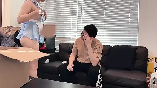 Asyalı eş seks oyuncaklarını çıkarıyor ve bir kurye tarafından anında sevişiyor