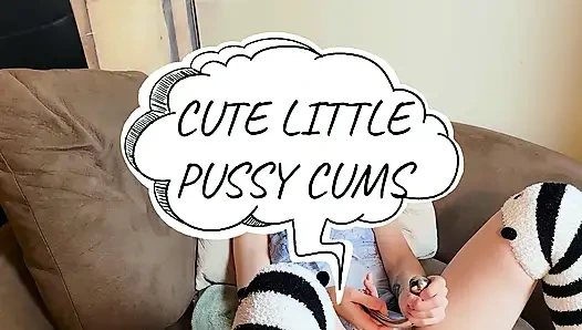 Zierliche süße lässt ihre kleine nasse muschi hart kommen