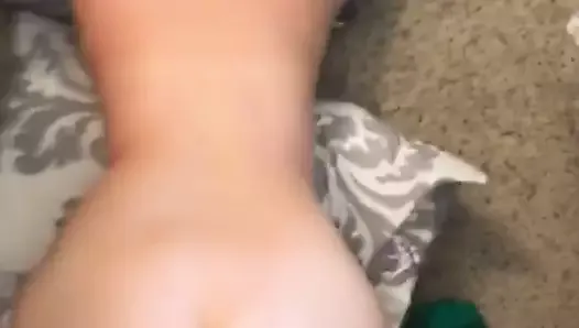 Une fille blanche à gros cul prend une bite au fond de la levrette
