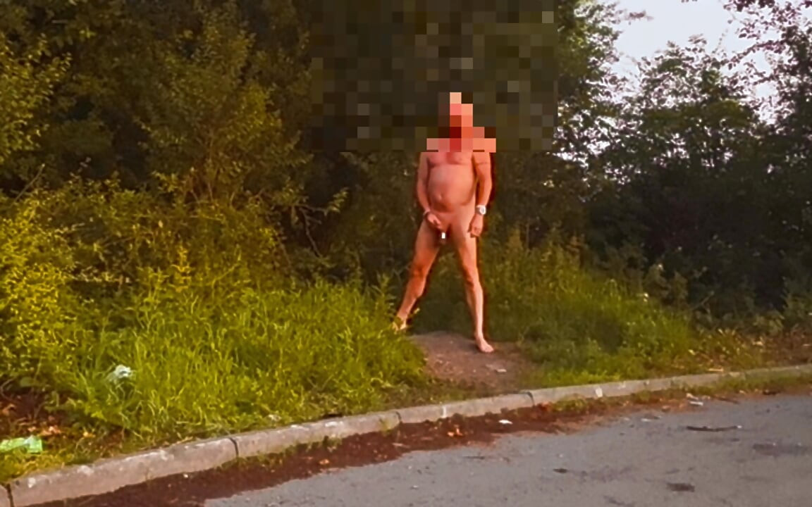 Crusing area naked barefoot wank and flexing my hole