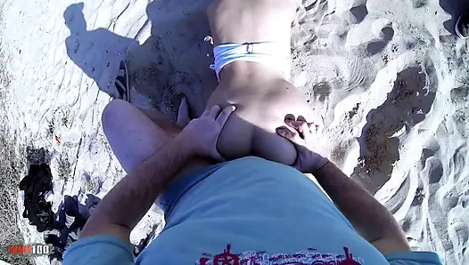 Seksi taytlı genç İspanyol kız Arahnea ile plajda sikişiyor