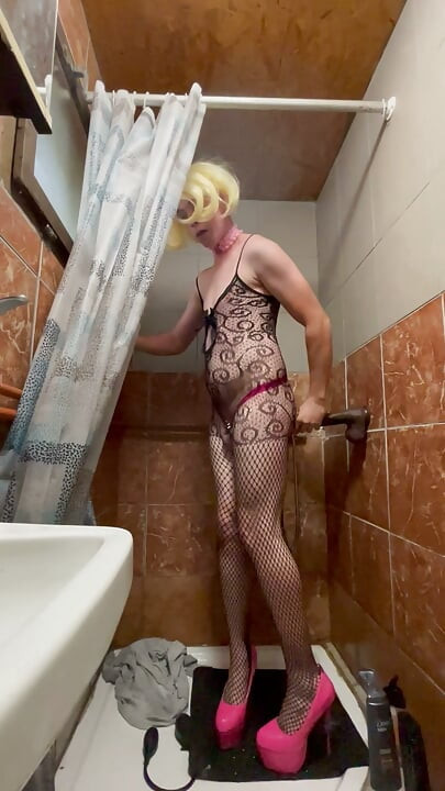 Prostituata sissy proastă se satisface cu un pula neagră mare