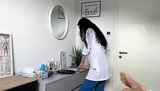 Самая горячая медсестра забыла, что была на работе