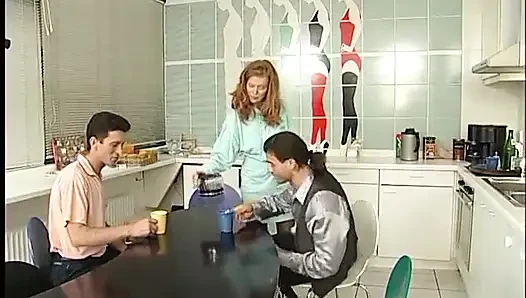 Blondes mädchen bekommt behaarte muschi hart gefickt, als sie einen anderen schwanz zum abspritzen lutscht