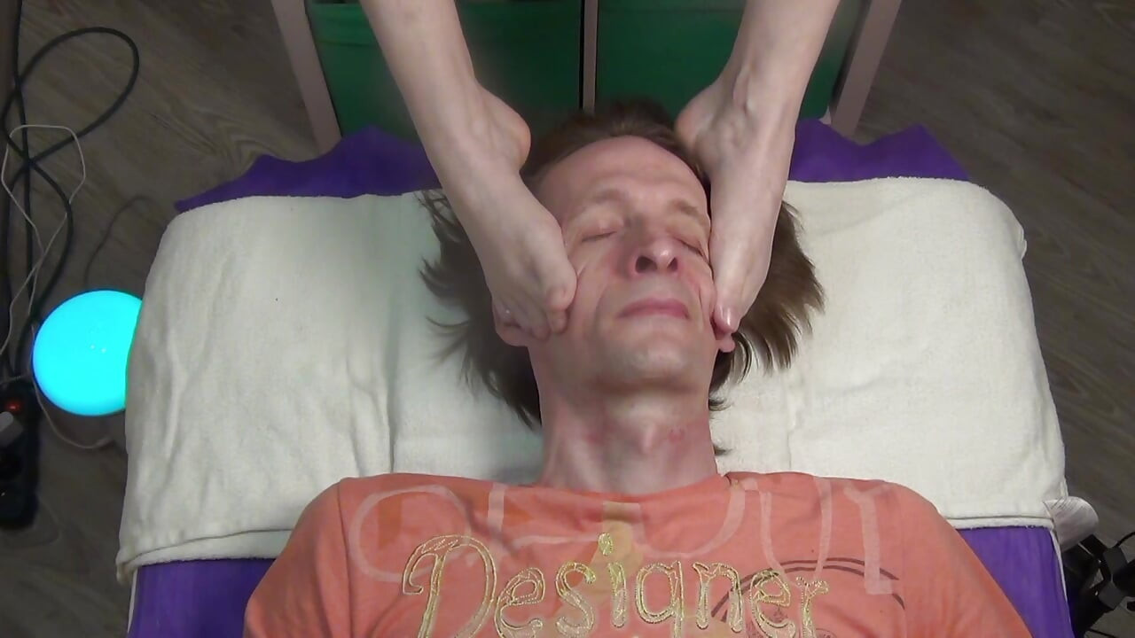 VOETFETISJ (video - Gezichtsmassage met voeten)