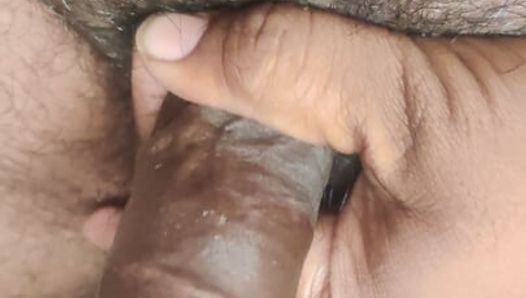 Indische jongen aftrekken aan lul penis