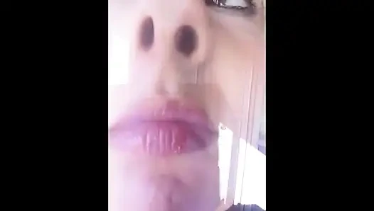 Parmaklarımı burnuma sokmamalıydım ama çok hoşuma gidiyor...