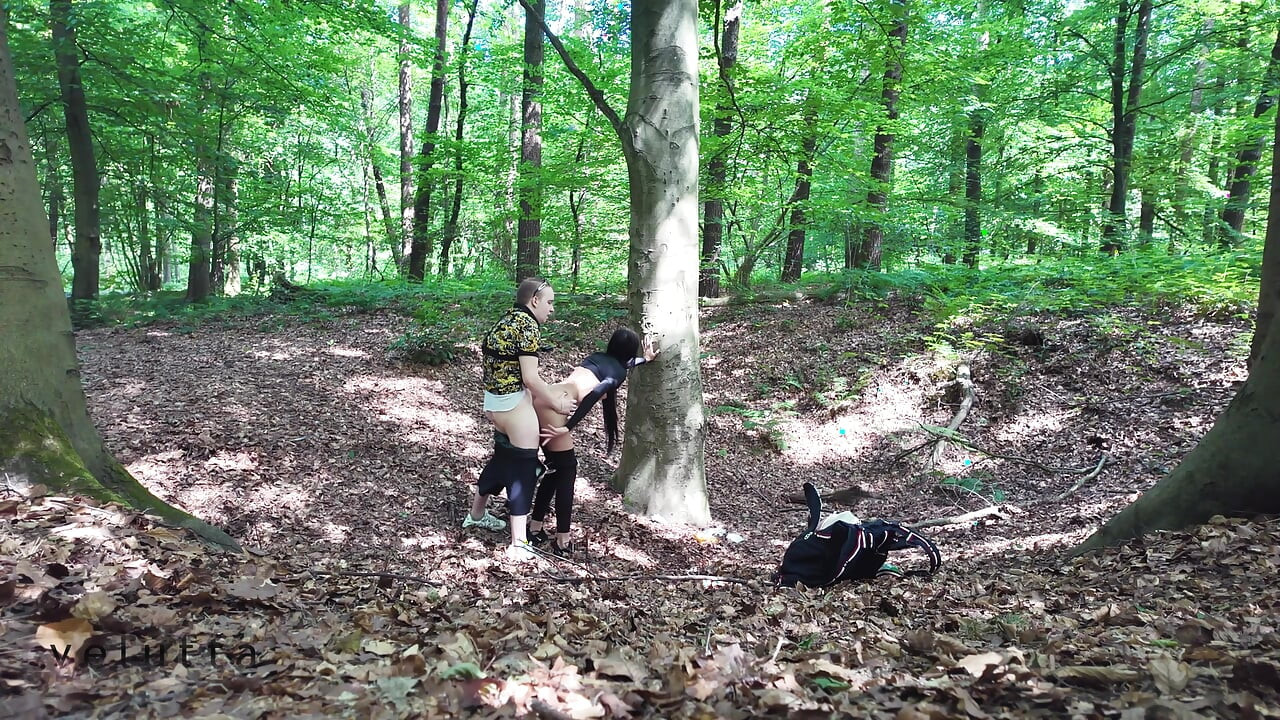 Sexo extremo al aire libre en un bosque alemán