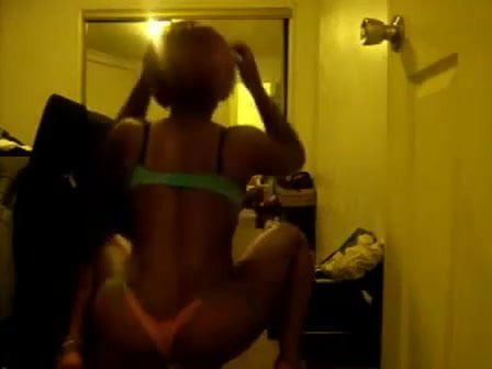 Lesbo ass shake