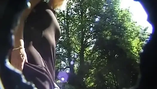 Vollbusige dame aus deutschland duscht, bevor sie schwanz lutscht