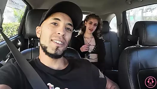 Gadis ini lagi asyikan di dalam mobil waktu lagi liburan