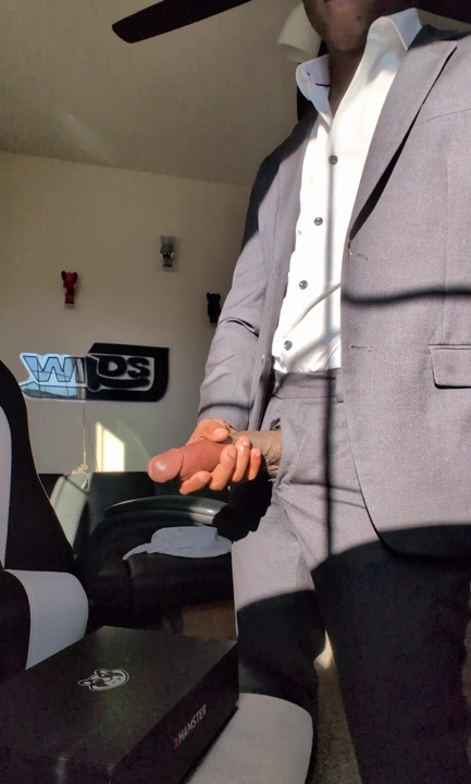 Takım elbisemin içinde büyük bir döl atana kadar edepsizce konuşuyor ve okşuyor.