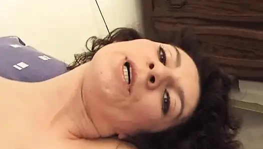 Симпатичная французская кукла скачет на хуе и наслаждается анальным трахом