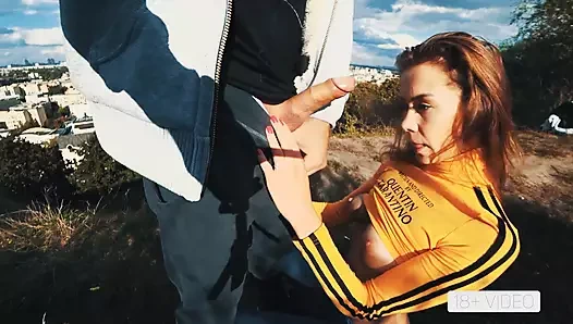 Публичный минет и камшот в рот пухлой фитнес-модели