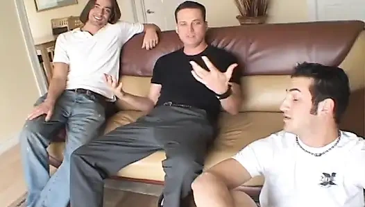 Sexy schlampe bekommt ihr gesicht nach einem heißen gangbang von sperma bedeckt