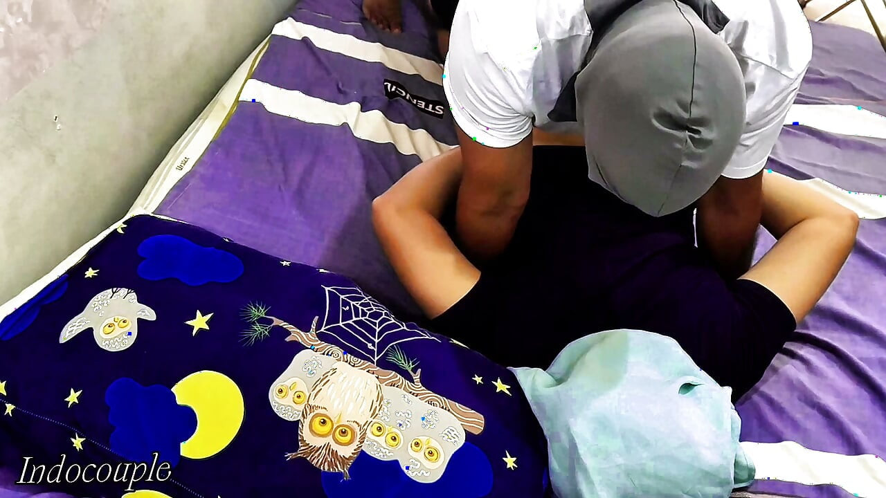 Panti pijat sensual sama gadis seksi pakai rok mini dan kebaya yang lagi asik dipijat