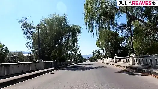 Возбужденная милфа сосет огромный член любовника жестко внутри машины