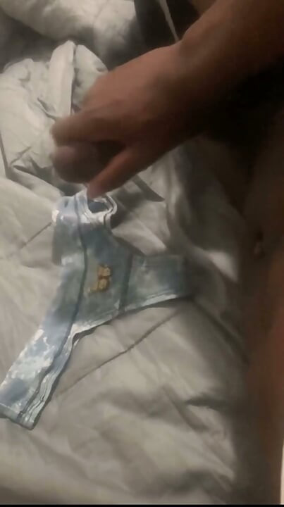 有人把內褲留在樓梯上，讓陌生人射在上面