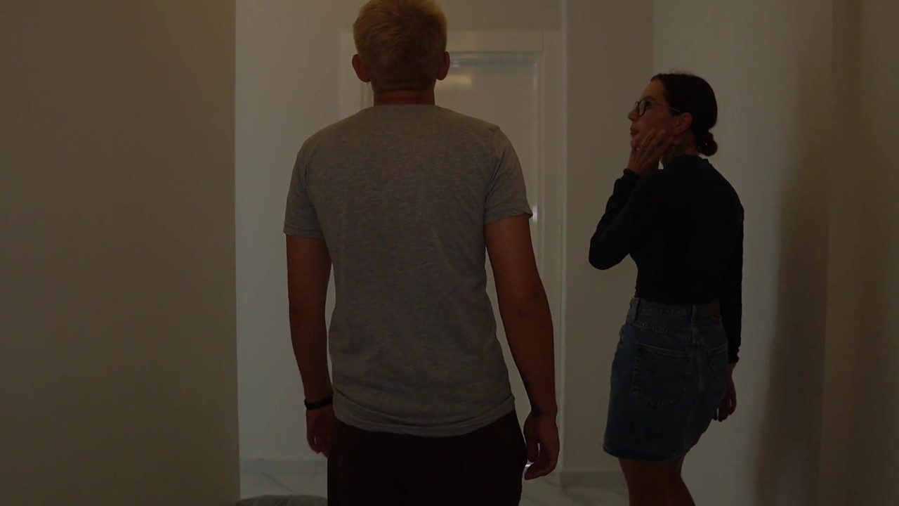 戴绿帽子的丈夫看着他的妻子从后面被操！