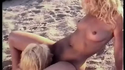 Blonde lesben-liebhaber lecken sich am sandstrand - Retro-video - Kein audio, aber musik