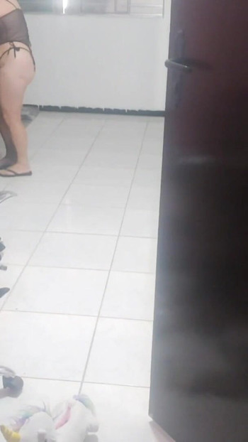 Momen penting dari "Ibu rumah tangga mengeluh kepada teknisi bahwa suaminya tidak memperhatikan pakaian dalam barunya. Dia memakainya"