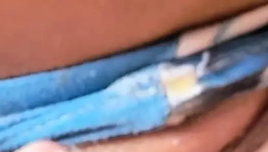 Genç büyük göğüslerini gösteriyor ve mastürbasyon yapıyor, çok zengin.