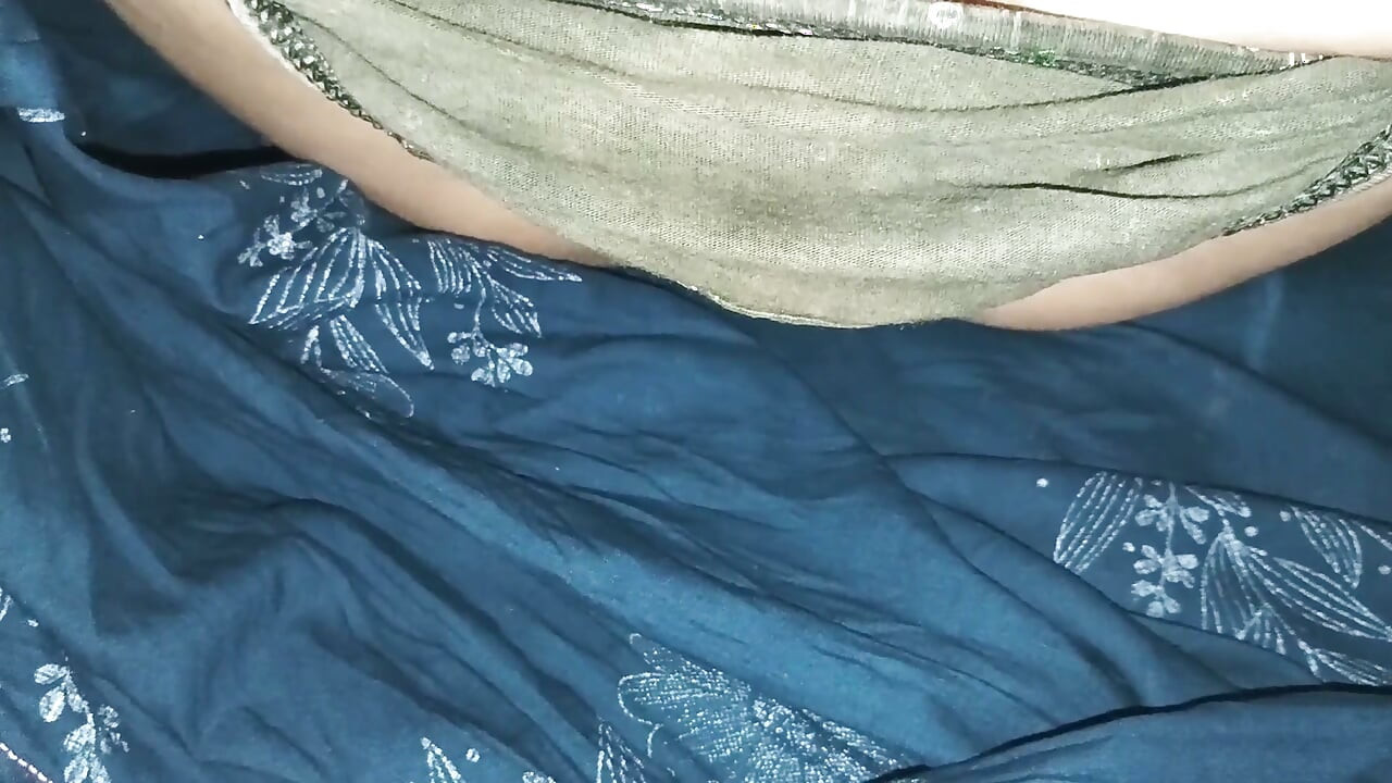 Diversão na cama com a camisola azul da cunhada indiana na cona