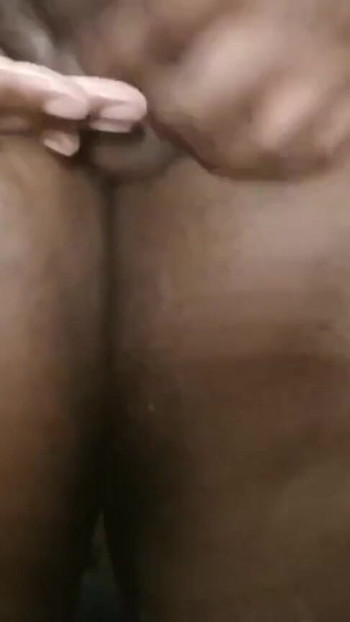 「セクシーなトランスぽっちゃり系の指と彼女のお尻をからかう」からのパワフルな瞬間
