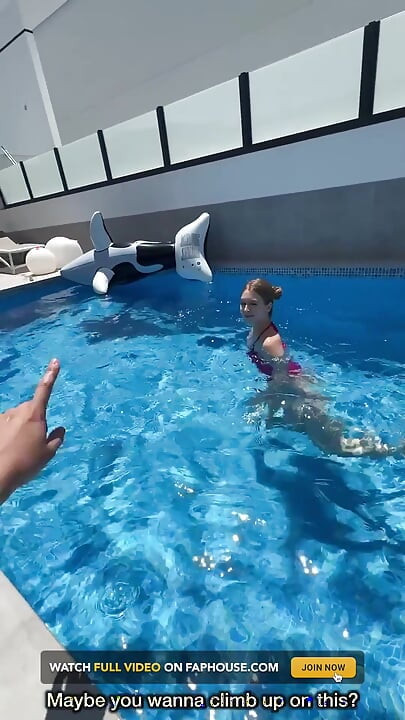 Filmed Lexi Montana hat spaß im pool im freien!