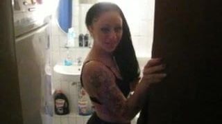 Puta tatuada se folla al marido de su colega