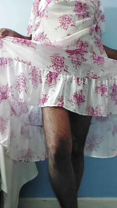 Estoy bailando mientras me masturbo con mi vestido de chiffon transparente de seda con flores rosas