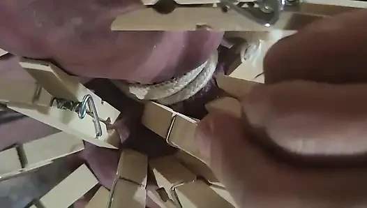 Хорошая девушка и яиц и члена пробует новые булавки в одежде
