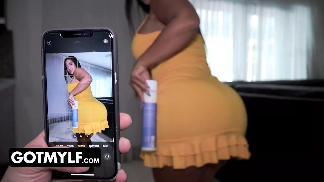 Peituda coroa gostosa Rose Monroe recebe óleo no cu