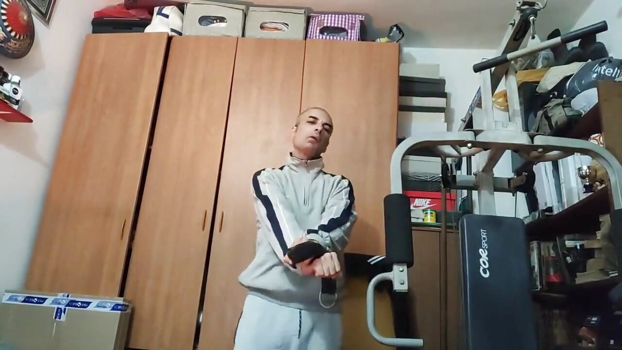 ジムで体をストリープ