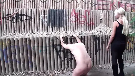 Kölesini açık havada tekmeliyor