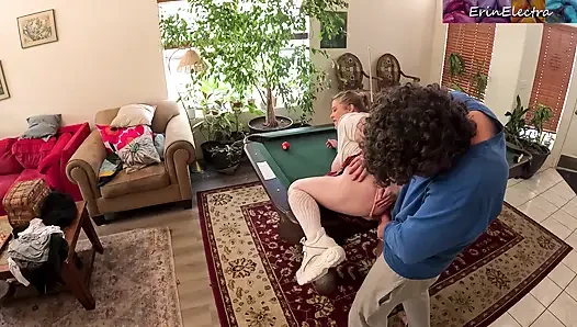 Stiefschweinen, die im wohnzimmer herum spielen, werden geil und ficken