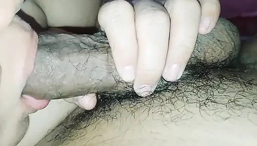 Ibu mertua yang cantik kulum kontol