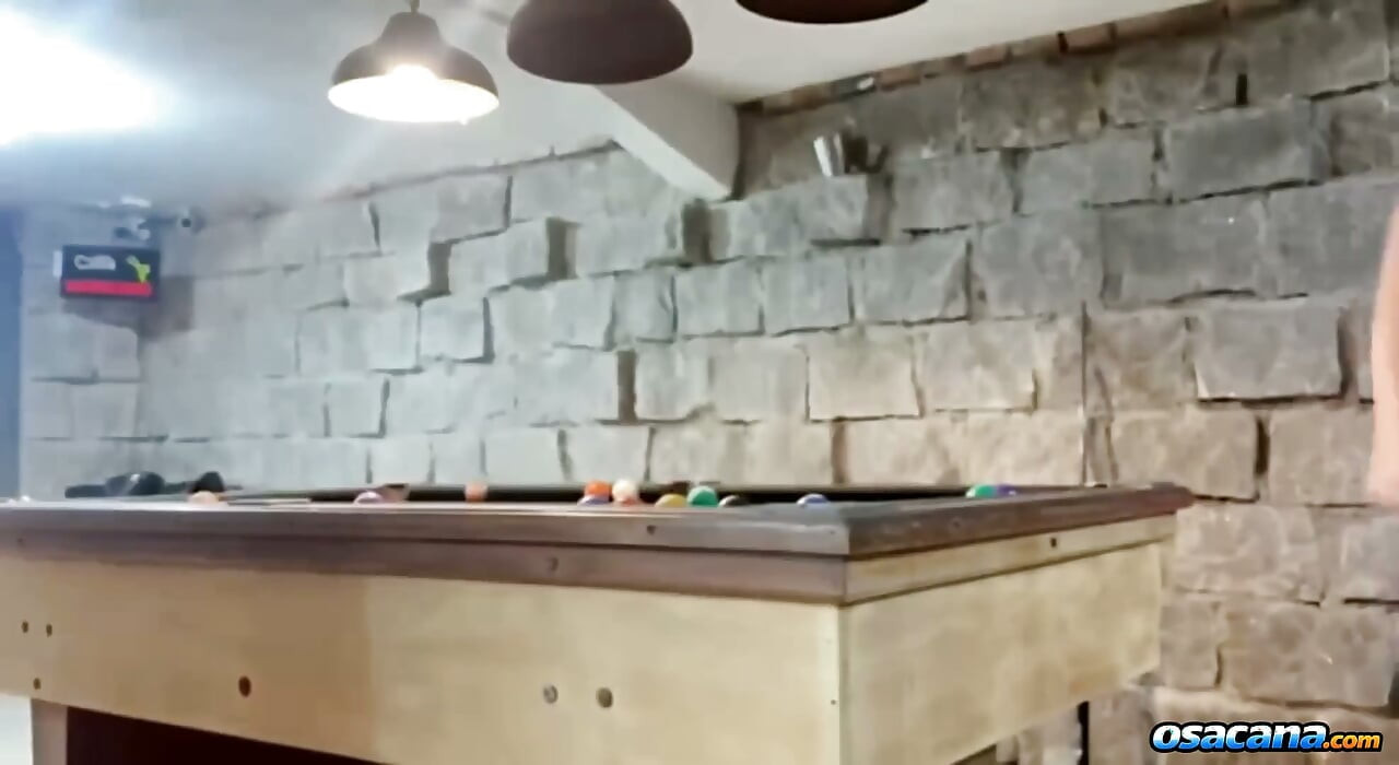 Bermain kolam dengan dua awek panas di bar