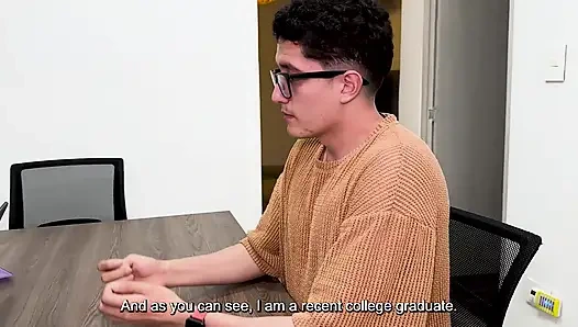 Sekreter ofis masasında patronunun üvey oğlunu sikiyor, inek oğlanın büyük bir yarağı var! Daniela Andrea ve Pipe Boy