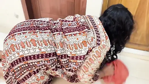 Pembantu mesir pantat bahenol ini terjebak di ranjang sambil bugil