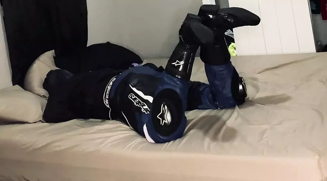 Motociclista in Una camicia di forza e legato