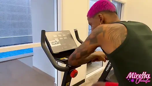 Я — худая силиконированная девушка из Smart Fit