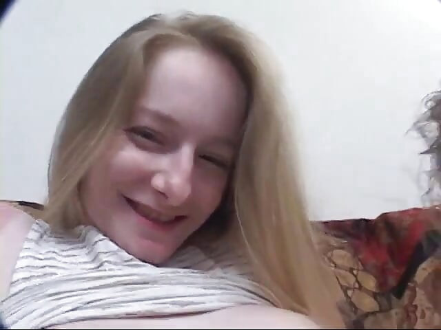 उत्तेजित बेब अपनी तंग चूत में घुसते हुए सख्त पोल की कटाई का मजा लेती है