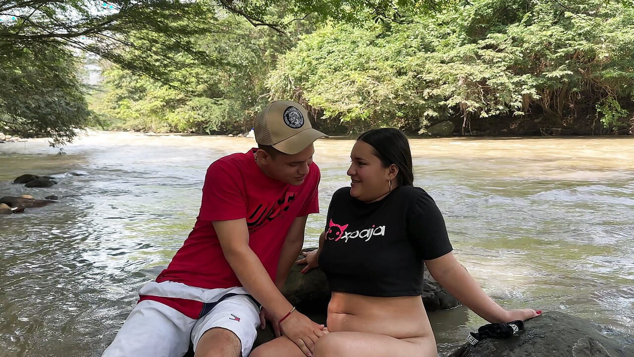 Beni nehirde çıplak gördükten sonra açık havada bilinmeyen genç bir latinle sert sikişiyorum