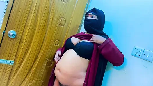Pembantu hot lagi asik pulang kerja di kantor - pembantu muslim arab saudi