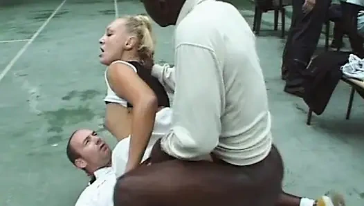 Fransız tenis kız çift ir üçlü sekste sikiliyor