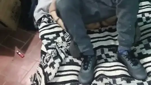 Девушка в платье Монтано с матрасом на полу