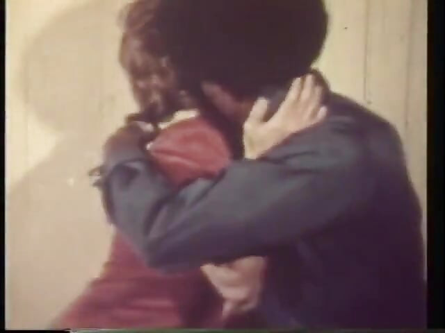 बालों वाली लड़की ने बड़े काले लंड से अपने मुंह में छिड़काव किया